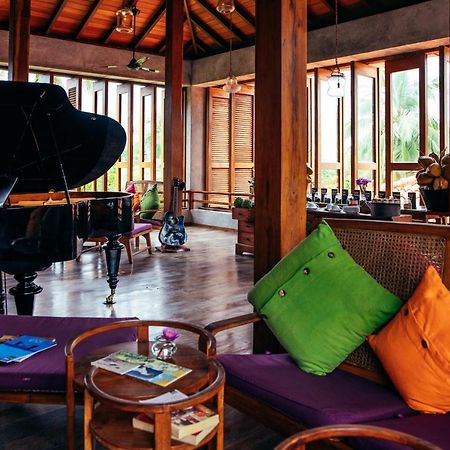 Utmt - Underneath The Mango Tree Spa & Beach Resort ディックウェラ エクステリア 写真