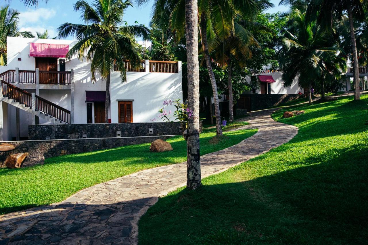 Utmt - Underneath The Mango Tree Spa & Beach Resort ディックウェラ エクステリア 写真