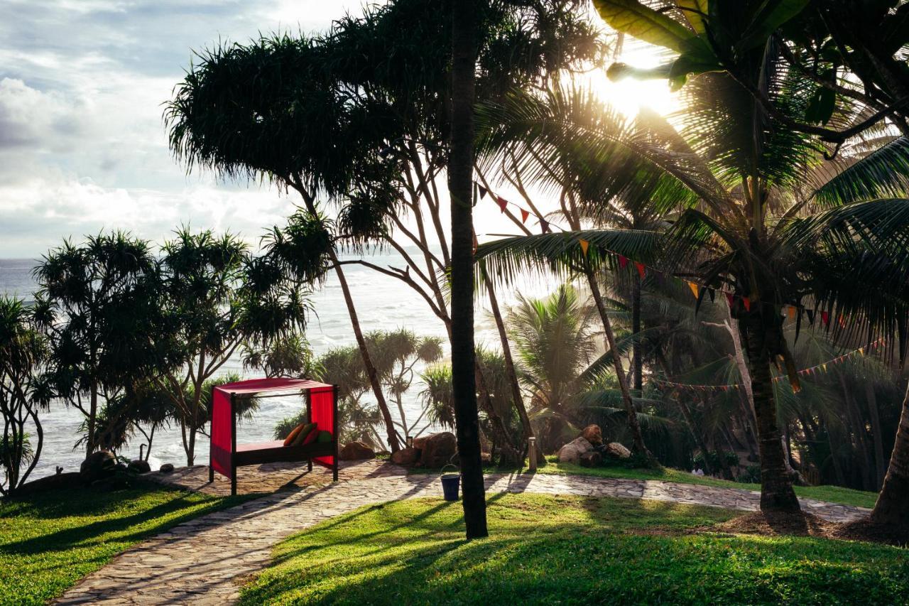 Utmt - Underneath The Mango Tree Spa & Beach Resort ディックウェラ エクステリア 写真