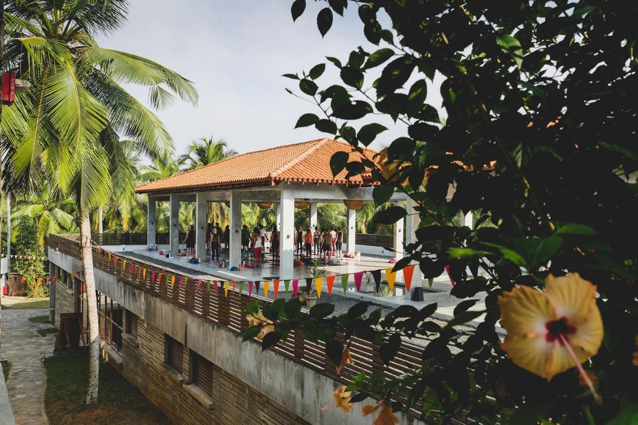 Utmt - Underneath The Mango Tree Spa & Beach Resort ディックウェラ エクステリア 写真